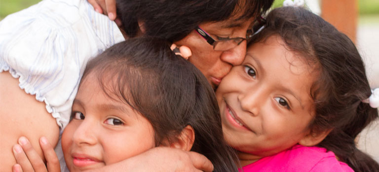 madre e hijas se abrazan