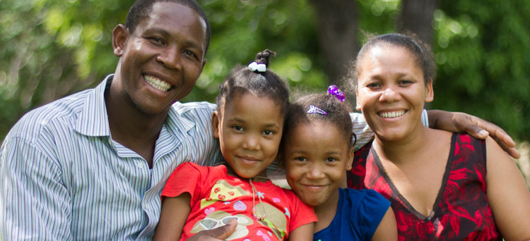 familia afroecuatoriana comparte en el parque