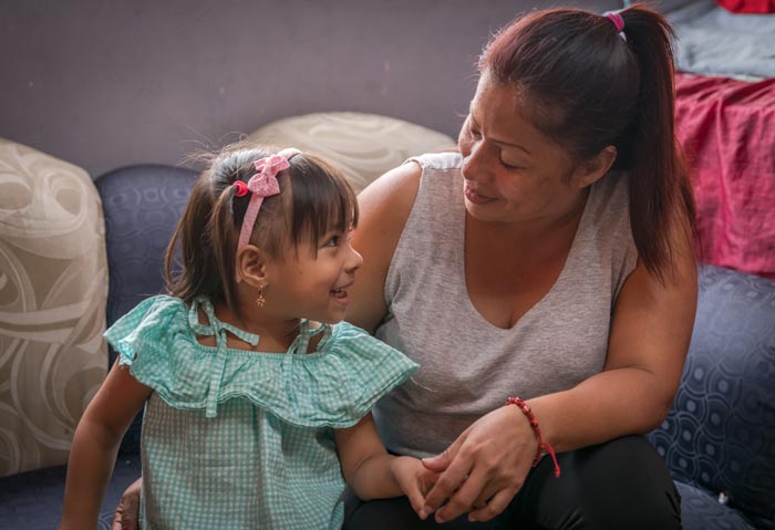 Madre e hija comparten en familia